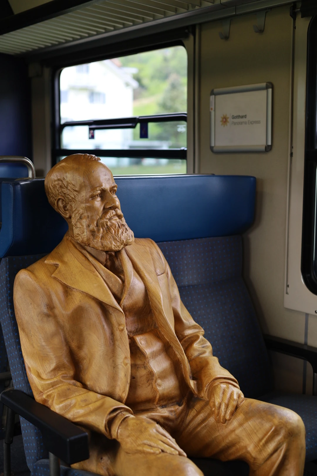 Houten man tweede klas van Gotthard Panorama Express