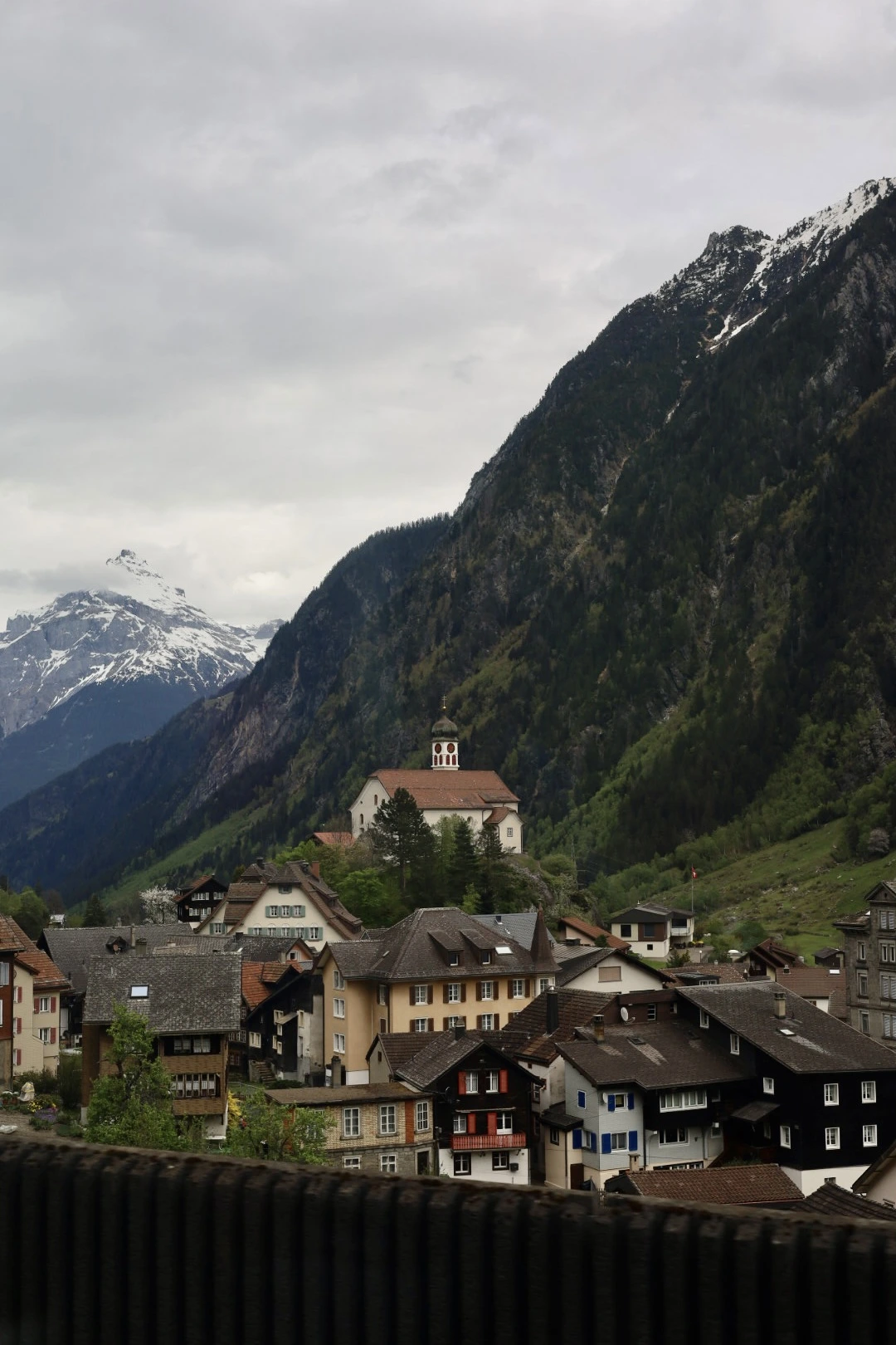 Stadje onderweg vanuit trein in Zwitserland