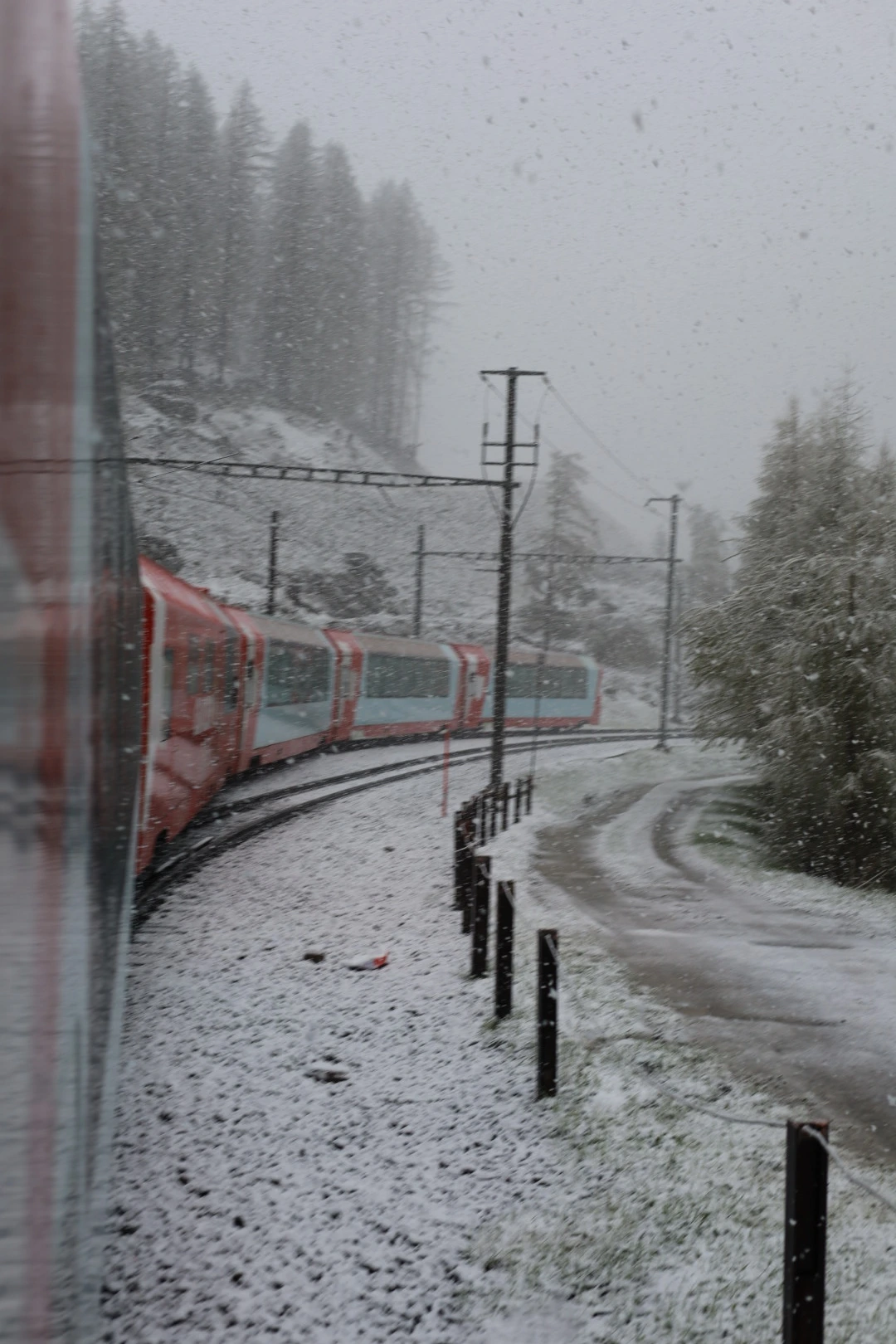 Glacier Express door de sneeuw