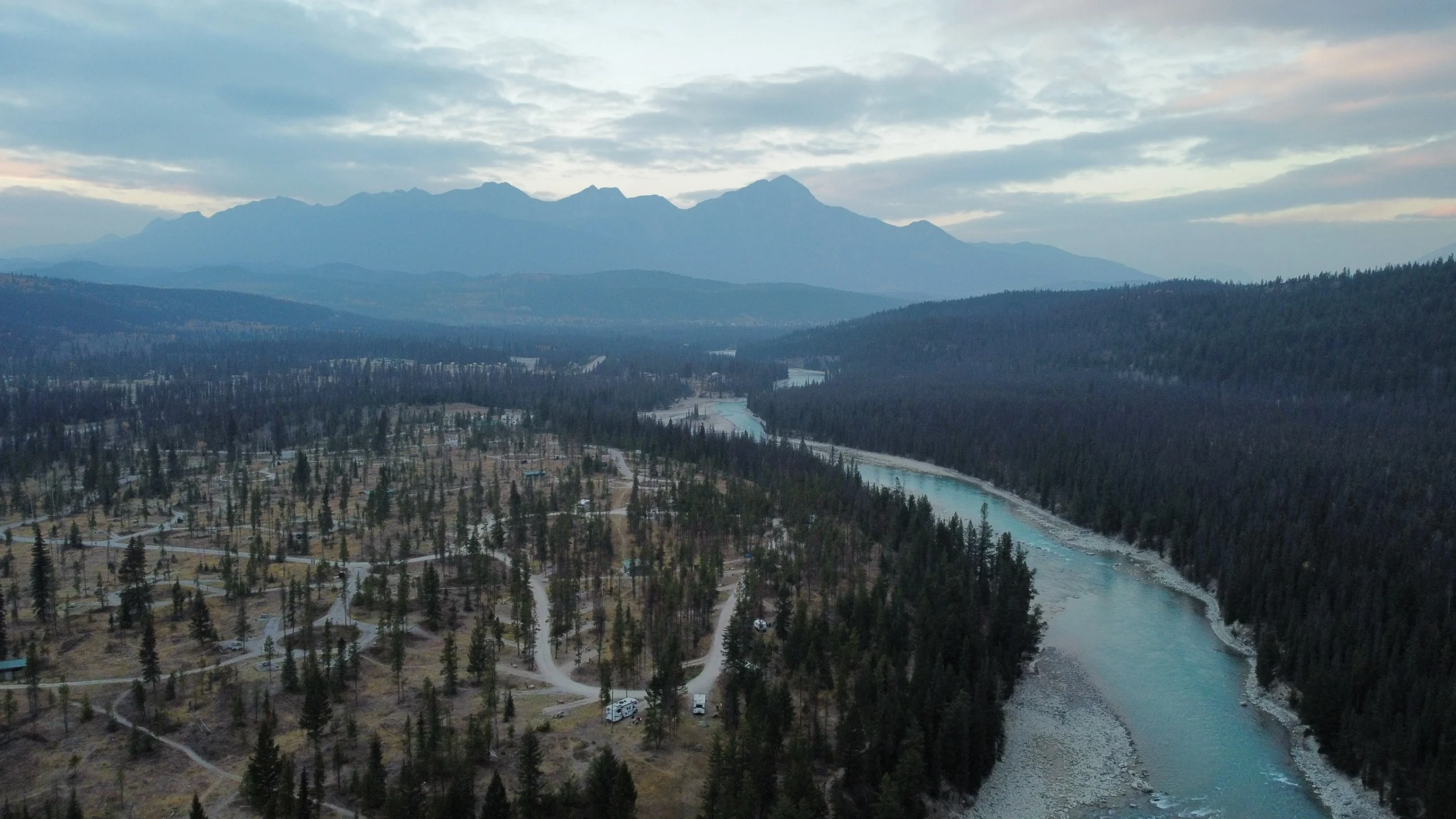 Drone boven Icefields Parkway Canada