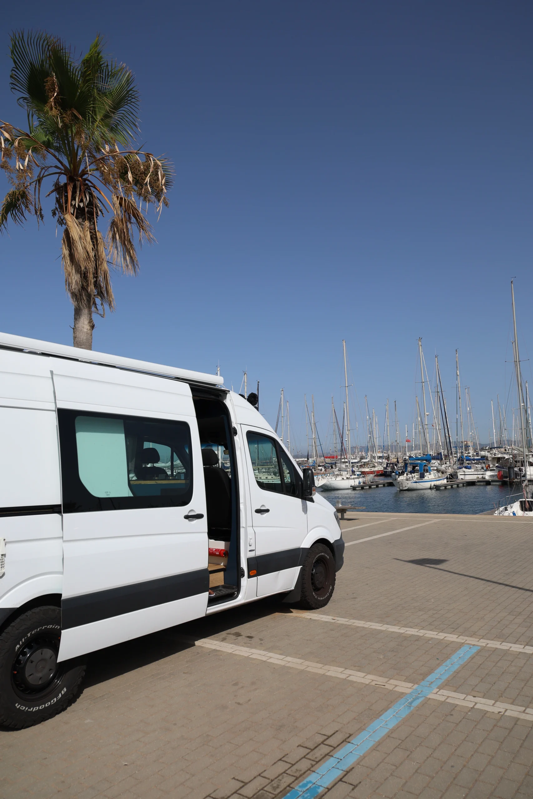 Camperbus aan de kust Marokko