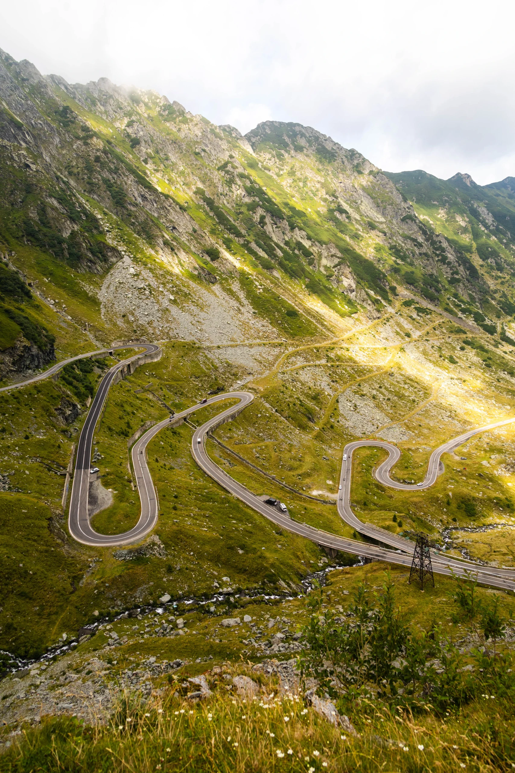 drone boven de Transfăgărășan weg in Roemenie
