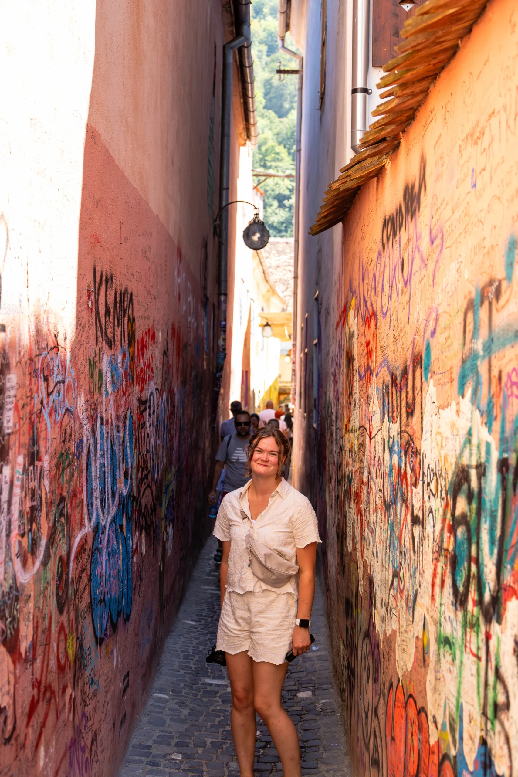 Tessa in het smalle straatje van Brasov