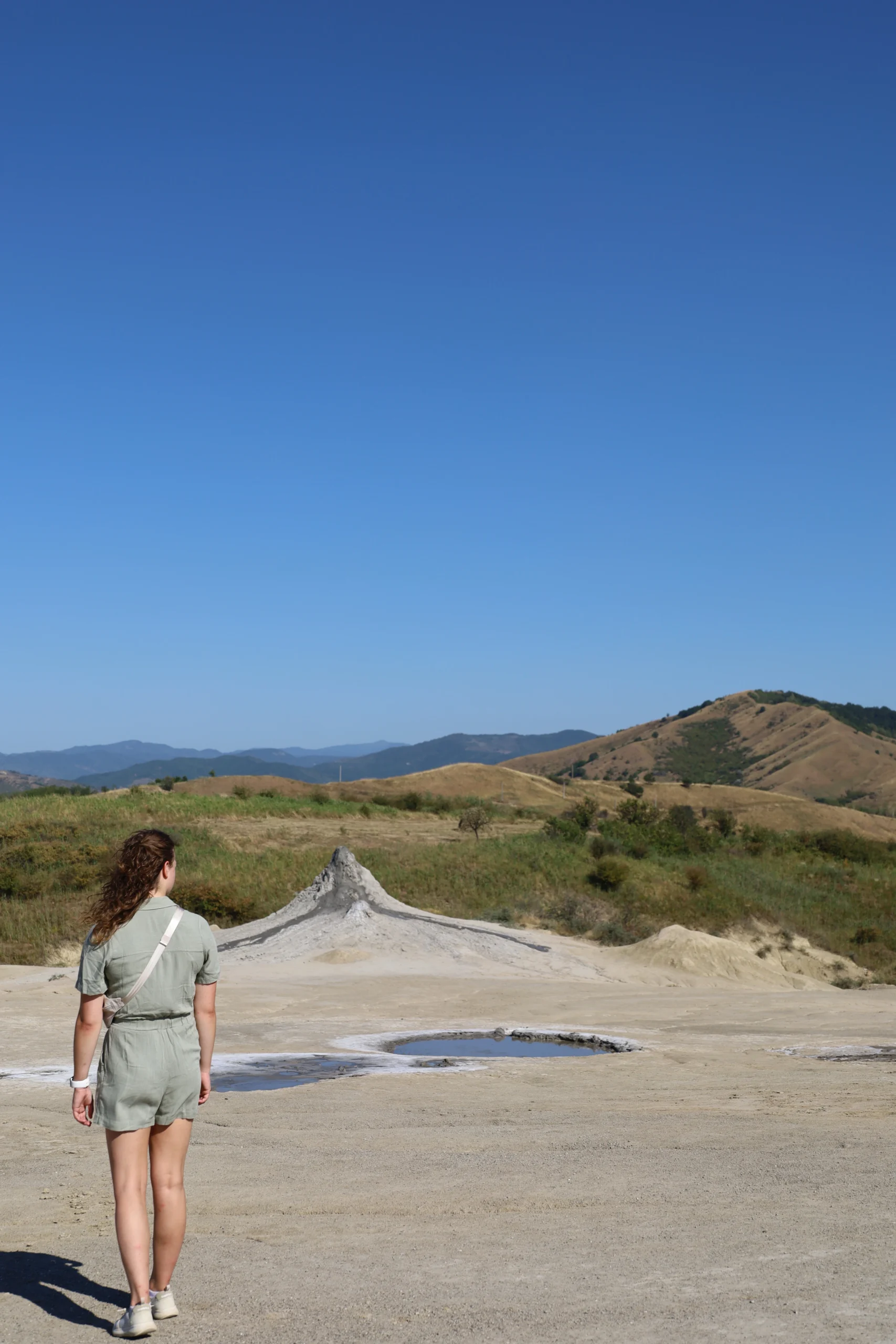 Tessa bij de Moddervulkanen in roemenie